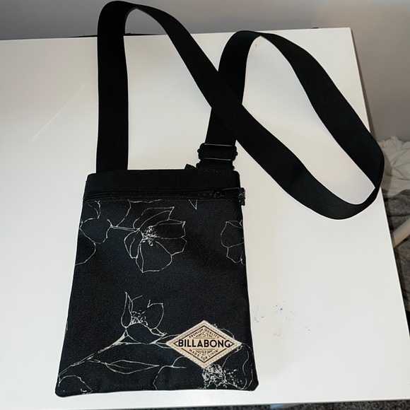 Billabong Handbags - NWOT Billabong Crossbody